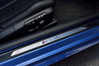 ドアシルプレート（写真）は、“M235iロゴ”入りの専用品がおごられる。