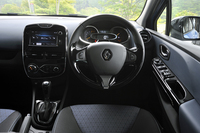 運転席の眺め。3つのリングからなるメーターや左右非対称なセンタークラスターなどが、特徴的。
    