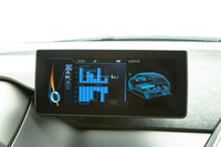 
    ダッシュボードの中央に装備されたディスプレイ。ナビゲーションシステムやオンボードコンピューターなどの機能を併せ持ったもので、他のBMW車と同じく「iDrive」のコントローラーで操作する。
    