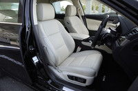 「バージョンL」には18方向の調整が可能な、セミアニリン仕上げの本革が標準で装着される。