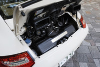 エクステリアとともに“911の顔”とされるのが水平対向6気筒エンジンだ。2008年6月から直噴化され、さらなる出力と燃費の向上が図られた。