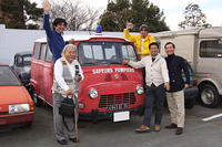 2010年1月、『徳大寺有恒といくエンスー ヒストリックカー ツアー』最終回の取材中のワンシーン。“巨匠”（写真左下）と、取材をともにした塩見、沼田、松本、綿谷の4氏。
    