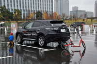 説明会では予防安全システム「トヨタ・セーフティセンス」のほかにも、さまざまな先進技術の解説が行われた。こちらは「シースルー機能付きパノラミックビューモニター」のデモンストレーション。
    