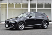 ベーシックグレード「XD」（4WD）のサイドビュー。ボディーカラーはジェットブラックマイカ。