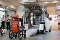 積載能力に強みを見せる「ホンダN BOX＋」。オプションの「アルミスロープ」（写真）を使えば、車いすなども容易に積むことができる。