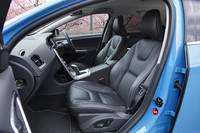 「R-DESIGN」のロゴが入った専用の本革スポーツシート。本革巻きのスポーツステアリングホイールや、アルミ製のフットペダル、同じくアルミのセンタースタックなども「R-DESIGN」の特徴だ。