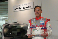 自身とグレッグ・トレーシー選手の、2つの表彰楯を手に、撮影に応じる増岡選手。
    