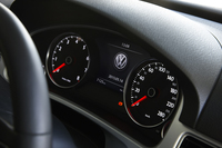 アナログ2眼式のメーターパネル。その間にある7インチのカラーマルチファンクションインジケーターには、各種車両情報のほか、カーナビのルートガイドも表示される。
    