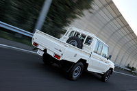 「ナナマル」の「ピックアップ」の全長は5270mm、ホイールベースは3180mm。最小回転半径は「バン」より0.9m大きな7.2mに達する。