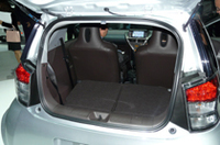 クルマはここまで小さくなれる！「トヨタiQ」デビューの画像