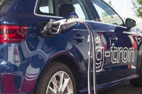 ガスの充てん口は、ガソリンの給油口と同じリッドに収められている。