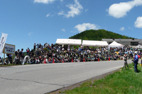 パドックやジムカーナ会場から最も近い観覧エリアにはご覧の人だかりが。これほどの人が集まりながら、大きなトラブルが発生しなかったのも、主催者にとっては大きな収穫だろう。