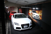 車両展示コーナーに飾られた「TT RS」と「R8」。