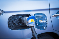 普通充電（AC100VとAC200Vに対応）用の充電ソケットのとなりに備えられた、CHAdeMO（チャデモ）方式の急速充電用ソケット。30分で約80％までバッテリーを充電できる。