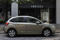 新型「シトロエンC3」は、先代「C3」より105mm長く、60mm幅広く、10mm背が低くなった。ホーイールベースが5mmだけ長くなっているが、基本骨格は先代用を熟成させたもの。