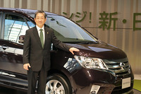 「親子で出かける時の、一番のミニバンになりたい」と、新型「セレナ」の展望を語る、日産自動車の志賀俊之COO。