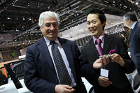 ジウジアーロ氏にデロリアンを贈呈する筆者。