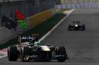 昨年参戦を開始した新興3チームのうち、今年からルノーエンジンを得たロータスのパフォーマンスは、地味ながら徐々に向上している。韓国ではヘイキ・コバライネン（写真）が予選19位から14位完走。ザウバーの小林可夢偉、セルジオ・ペレスら中団チームを凌駕（りょうが）し、さらにルノーのブルーノ・セナにも迫る勢いをみせた。（Photo=Team Lotus）