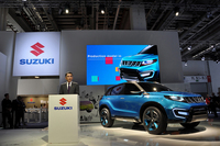 「スズキiV-4」とスズキの鈴木俊宏副社長。
    