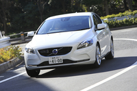 ツーリングシャシーでは、スプリングがダイナミックシャシー比で前が10％、後ろが12％ソフトになった。また、リアダンパーが従来のモノチューブ式から、快適性を重視して新開発のツインチューブ式に改められた。