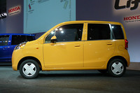 ヘッドランプ上部にはマーカーが設置され、夜間でも車幅感覚をつかみやすくされている。