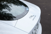 リアエンドの可動式ウイングには、立体的なジャガーのエンブレムが配される。（写真をクリックするとウイングを立てた状態が見られます）