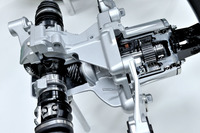 リアデフ（左）の前方に電子制御カップリングユニット（右）が設置されている。カップリングユニットは湿式多板クラッチを電磁ソレノイドがボールカムを動かして圧着する方式。ユニット自体はジェイテクト製。