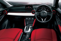 「Mid Century」は、真っ赤なシートが最大の特徴。
    