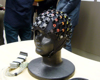 念じるだけで動かせる!?　ホンダがロボット制御の新技術を開発の画像