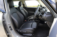 テスト車には専用デザインのレザーシートやレザーステアリングホイール、本アルミの装飾パネル、ツートンの18インチアルミホイールなど、内外装の各所に「MINI Yoursデザイン・プログラム」のアイテムが採用されていた。