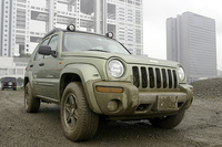 2003年モデルの目玉、チェロキー・レネゲード。
    
    