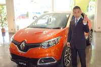 Vサインでキメるルノー・ジャポンの近棟氏……ではなく、「キャプチャー」は2014年“2”月の導入。と説明しているところを記者が激写した。なぜか目線もばっちり。