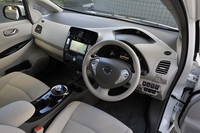 消費電力を抑えるために全グレードに全席シートヒーターやステアリングヒーターが標準装備となった。