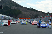 こちらはGT500クラスの面々。決勝におけるスターティンググリッドのワンシーン。