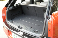 ラゲッジルームの容量は260リッター。後席を折りたためば、1100リッターまで拡大できる。
    