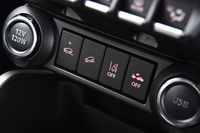 4WD車には滑りやすい路面での発進を助ける「グリップコントロール」や、下り坂で車速を一定に保つ「ヒルディセントコントロール」が装備される。