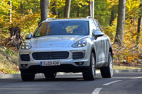 
    林間の道を行く。最高125km/hの速度まで、EVモードで走行できる。
    