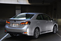 マイナーチェンジに際して、リアコンビランプのデザインも変更。車高は10mmダウン。踏ん張り感のあるスタイルを表現したという。