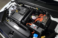 パワートレインは1.4リッター直4ターボエンジンと走行／発電用モーターの組み合わせ。システム全体で218psの最高出力を発生する。