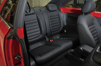 ルーフが後方に延長されたことにより、後席の室内高が10mm拡大された。レッグスペースやシート幅も広くなっているという。