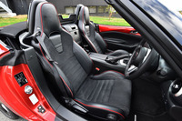 レカロと共同開発した専用スポーツシート。高いホールド性に加え、オープンカーならではの解放感や軽快感にも配慮した設計となっている。