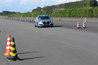 テストコースを走る次世代PHEVの試作車。