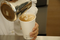 スチームドミルクを注ぐピッチャーの動きだけでさまざまな模様が描かれる。