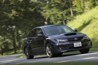 2010年7月のマイナーチェンジでは、従来からある5ドアハッチに加えて4ドアセダンを追加。あわせて、若干のフェイスリフトも施された。フロントの目立つ部分では、精悍（せいかん）な表情とすべくグリルをブラック基調に変更、同時に開口部も少し広げられている。また、バンパーの角やフォグランプ周辺などの造形にも手をつけた。写真ではわかりにくいが、よりスポーティな表情とするために、フロントバンパー下部のリップスポイラーの形状も変更された。