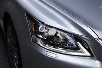 外から見えるランプ類はすべてLEDとなった。LEDは、その形と色で新しさを演出するほか、燃費性能向上にも寄与するという。ちなみに、LEDフォグランプは世界で最も径が小さいとか。