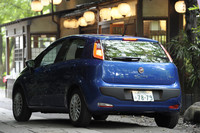 通常のエアバッグに加え、前席サイドエアバッグや運転席のニーエアバッグも標準装備。ESP（横滑り防止機能）やヒルホールド機能など、安全装備はグレード問わず完備する。
