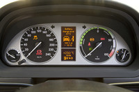 タコメーターに代わりパワーメーターが置かれる計器盤。走行状態により、色分された「チャージ」「エコノミー」「ブースト」を指し示す。