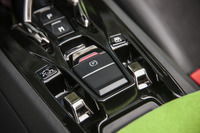 トップ開閉用のスイッチはセンターコンソールに用意される（パーキングブレーキスイッチの左側）。