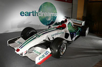 ホンダレーシングF1チームの08マシン。昨年同様、地球環境保護の意識を高めるアースカラーのマシンで出走する。