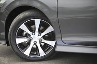 足元には消音機構を備えた17インチのノイズリデューシングアルミホイールを装備。ハイブリッド車とは異なり、切削加工とブラック塗装を組み合わせたツートンカラーとなっている。